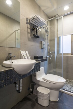 Quadruple Room | Bathroom | Shower, free toiletries, hair dryer, slippers - Ningxia Stay (Taipei)