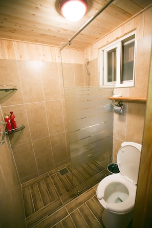 Family Room, Private Bathroom | Bilik Mandi | Kelengkapan dandanan diri percuma, pengering rambut, selipar 