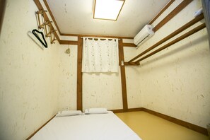 Desk, iron/ironing board, rollaway beds, free WiFi - Bukchonmaru Hanok Guesthouse (Seoul)