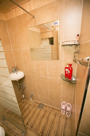 Habitación familiar, baño privado | Regadera en el baño