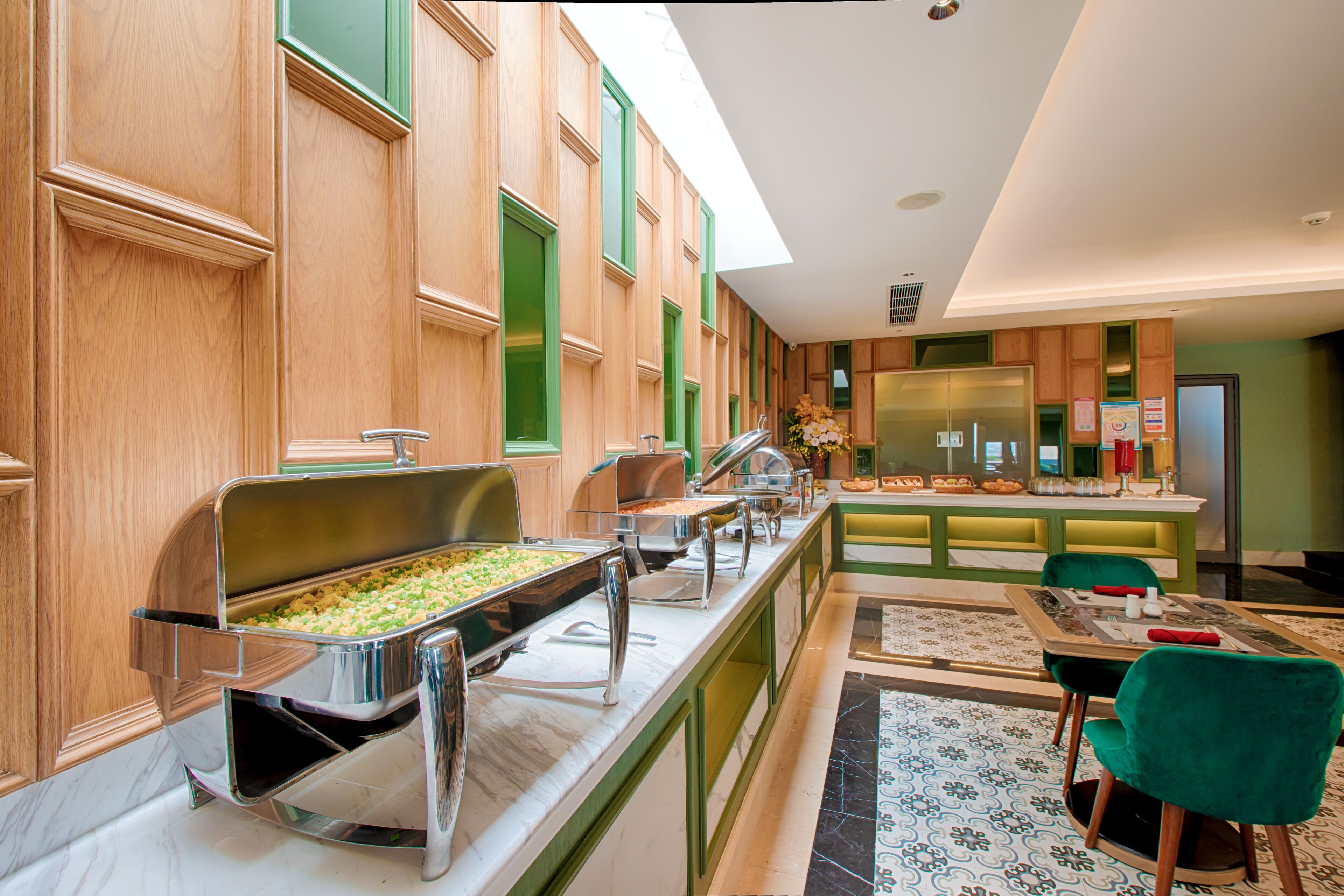 breakfast, dinner served; international cuisine, sea views