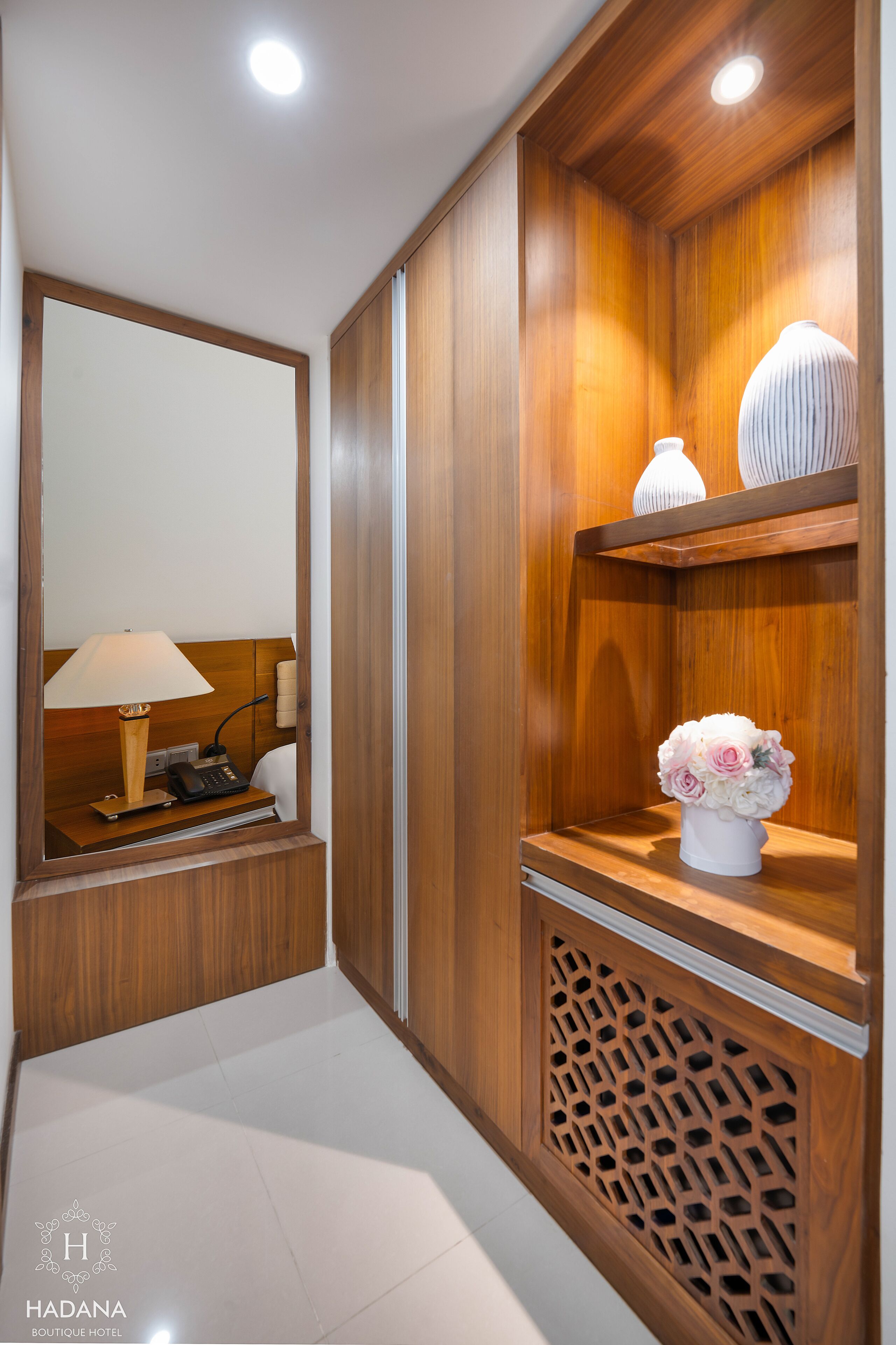 in-room safe, desk, laptop workspace, blackout curtains