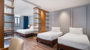 Suite estudio familiar, varias camas, tina, piso ejecutivo | 1 habitación, caja de seguridad en la habitación y escritorio