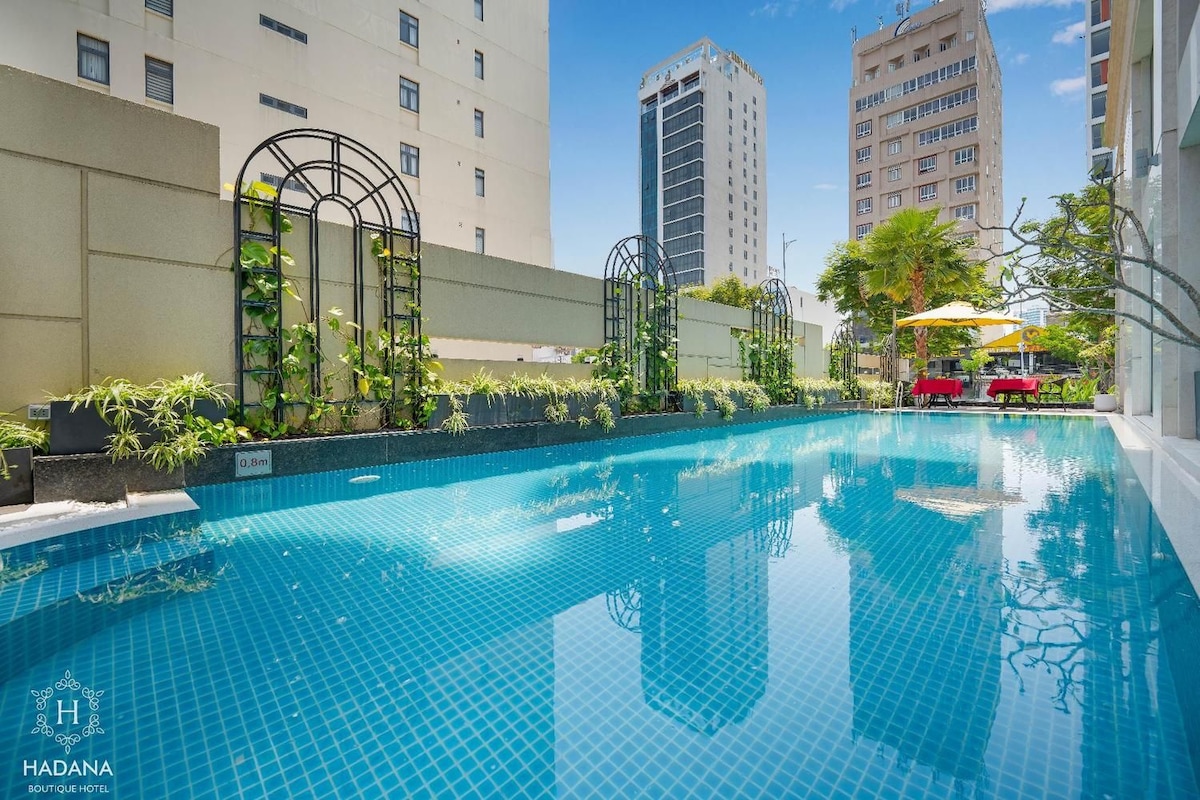 Pool | Outdoor pool, open 6:00 AM to 10:00 PM, pool umbrellas, pool loungers
