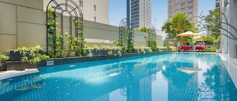 屋外プール、営業時間 6:00 ~ 22:00、プール パラソル、サンラウンジャー