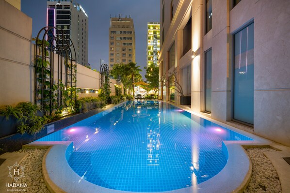 Outdoor pool, open 6:00 AM to 10:00 PM, pool umbrellas, pool loungers - Hadana Boutique Hotel Da Nang (Da Nang)
