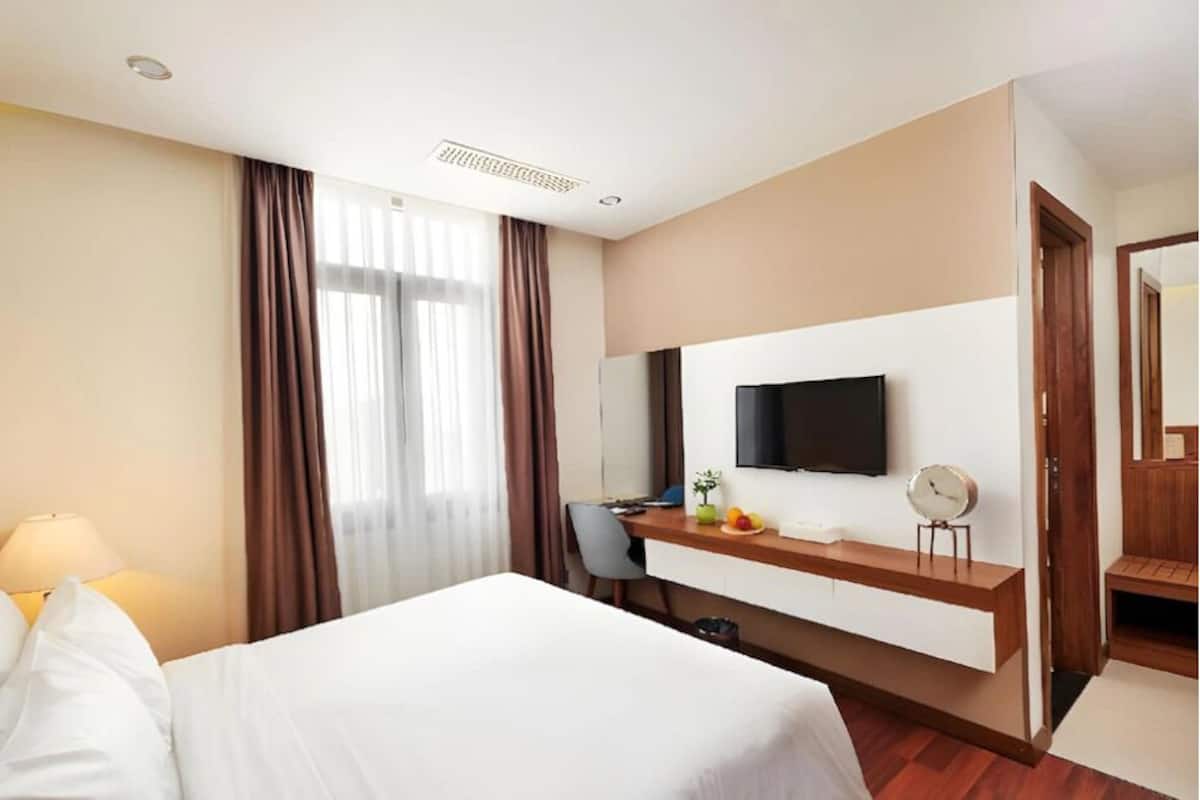 In-room safe, desk, laptop workspace, blackout curtains
