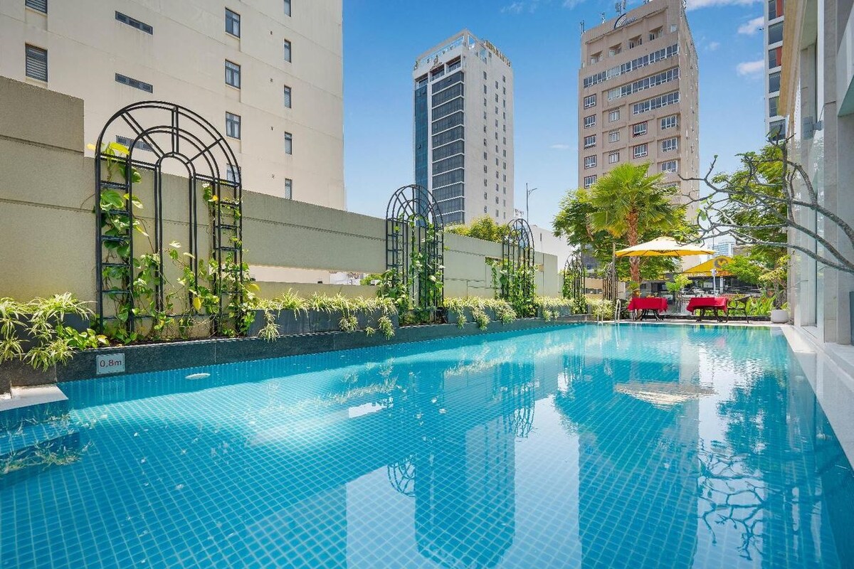 Pool | Outdoor pool, open 6:00 AM to 10:00 PM, pool umbrellas, pool loungers