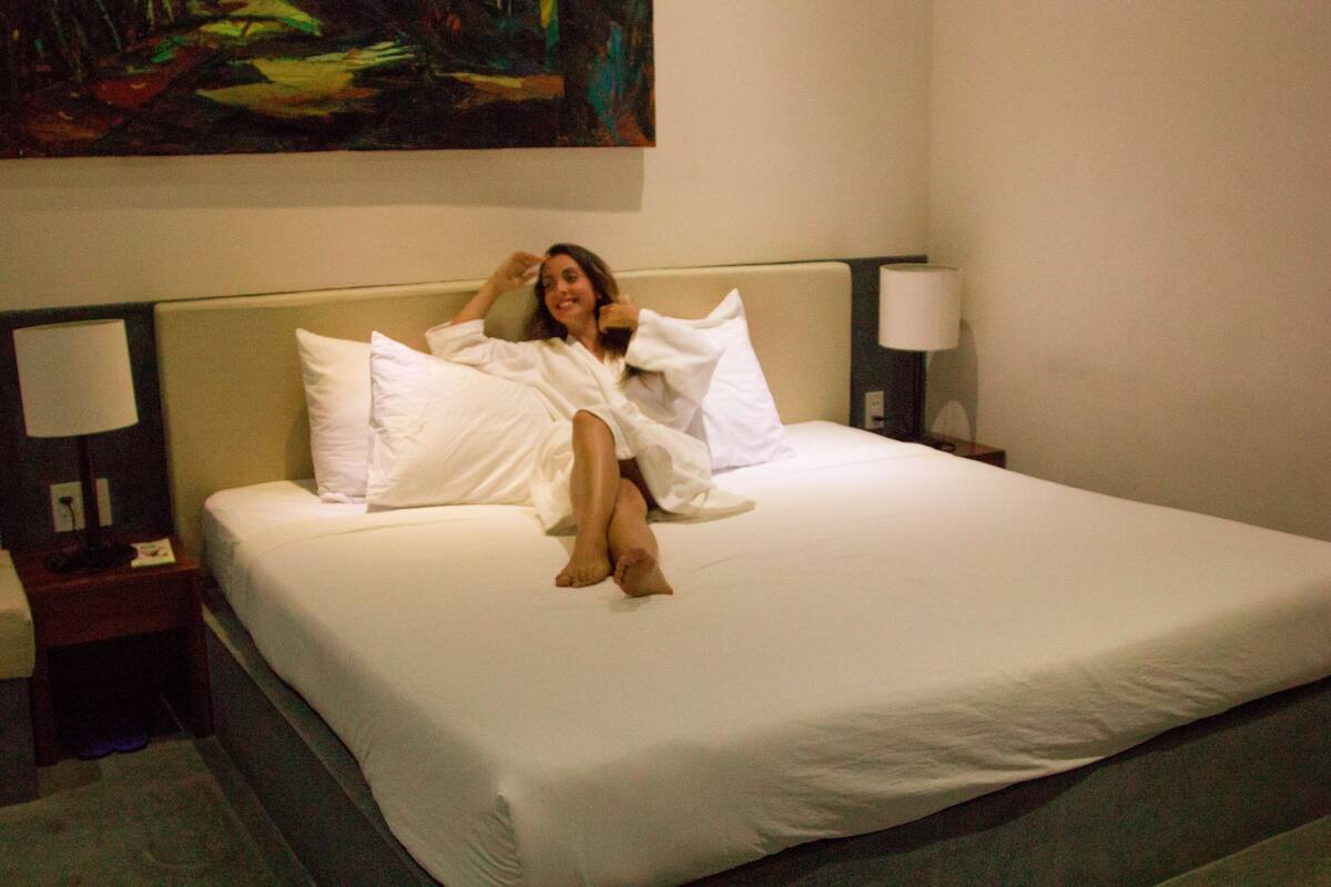 Minibar, két bảo mật tại phòng, bàn