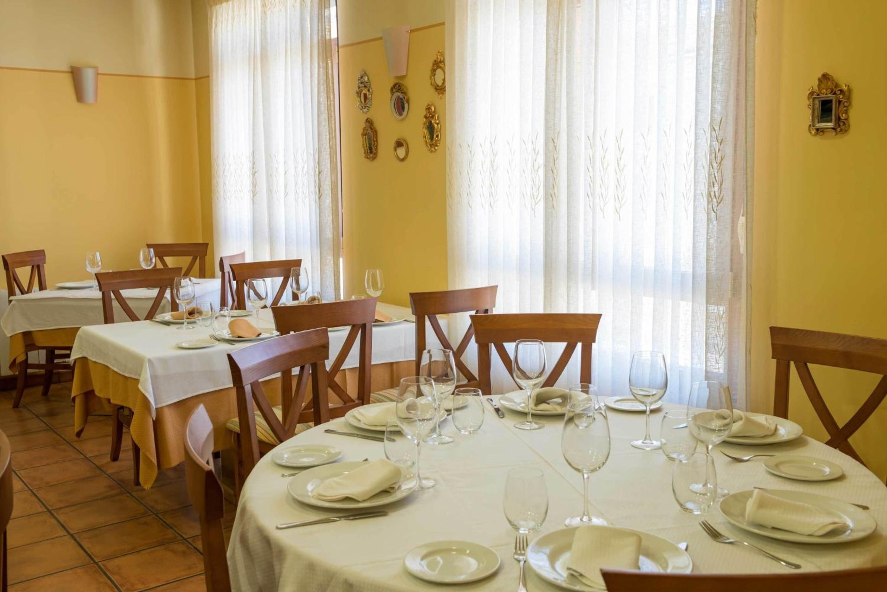 Breakfast, lunch and dinner served 