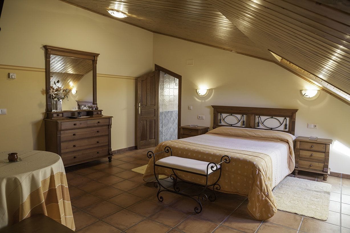 Escritorio, cortinas opacas, sistema de insonorización y cunas (de pago)