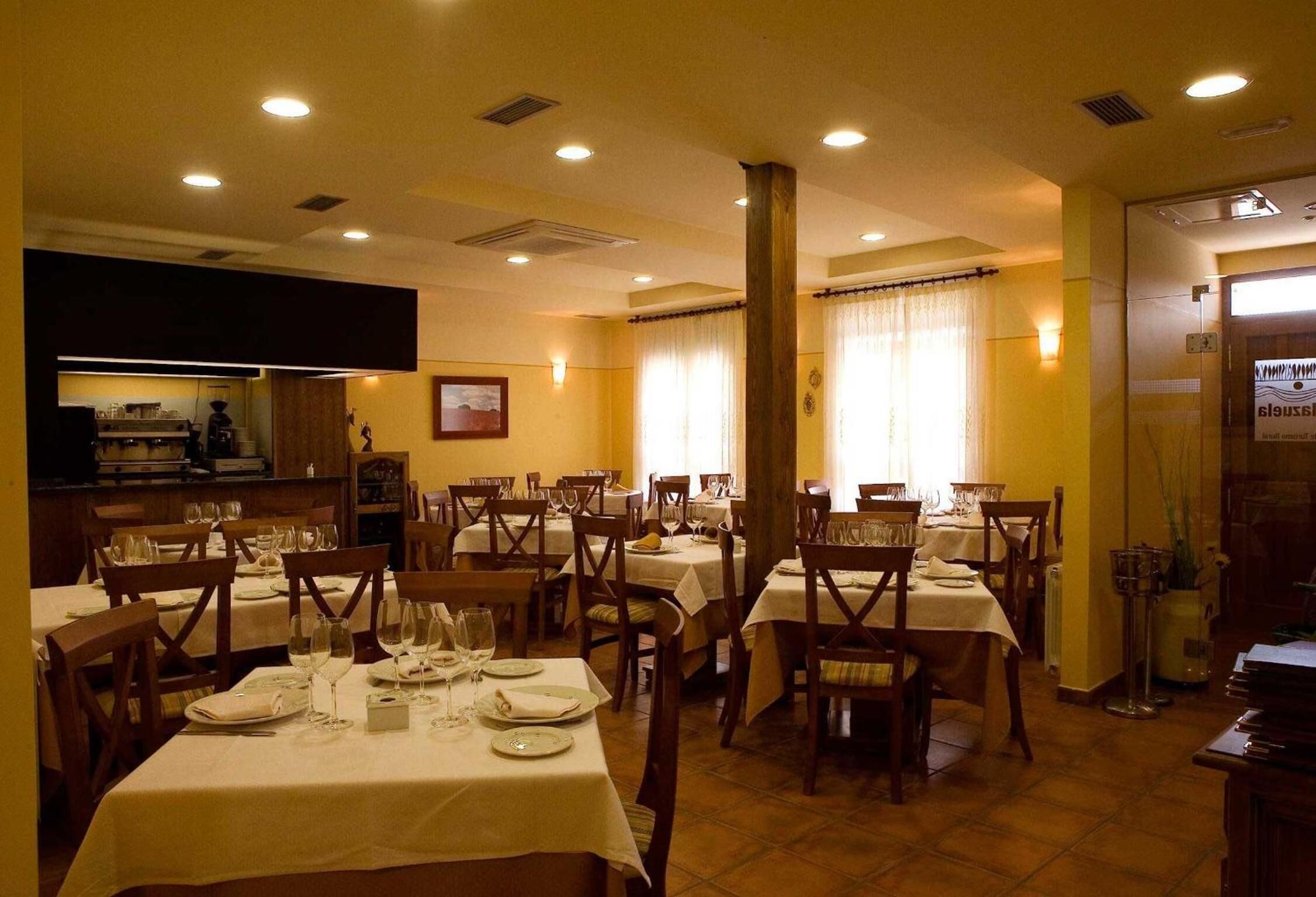 Serveert ontbijt, lunch, diner, lokale gerechten 