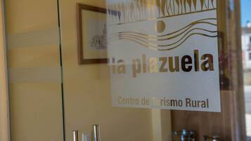 Una puerta de cristal con un cartel que dice "la plazuela Centro de Turismo Rural".