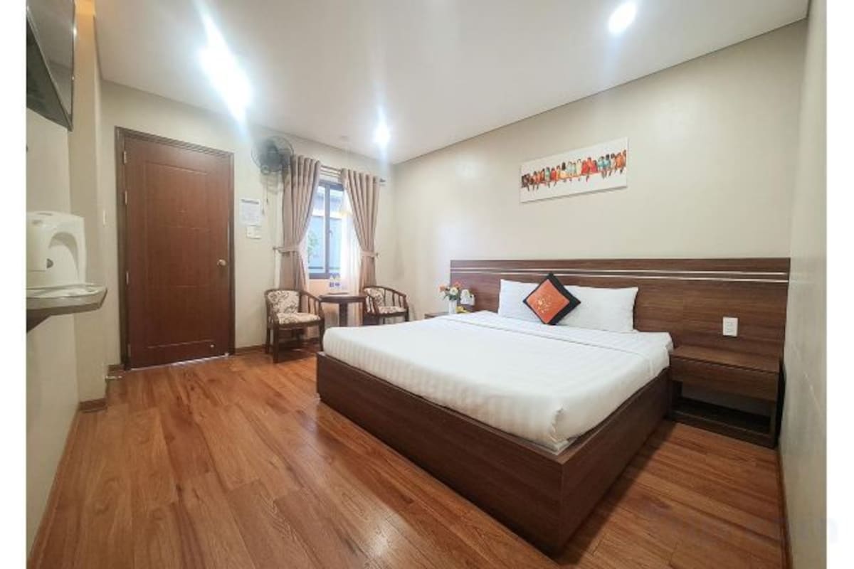 Minibar, in-room safe, desk, WiFi (free)