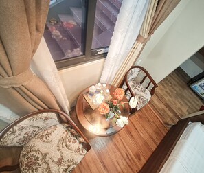 Habitación cuádruple familiar, 2 camas matrimoniales, para fumadores, vista al jardín | Minibar, caja de seguridad en la habitación, escritorio y wifi gratis