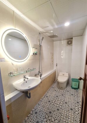 Habitación cuádruple familiar, 2 camas dobles, fumadores, vistas al jardín | Baño | Ducha, artículos de higiene personal gratuitos, zapatillas y toallas