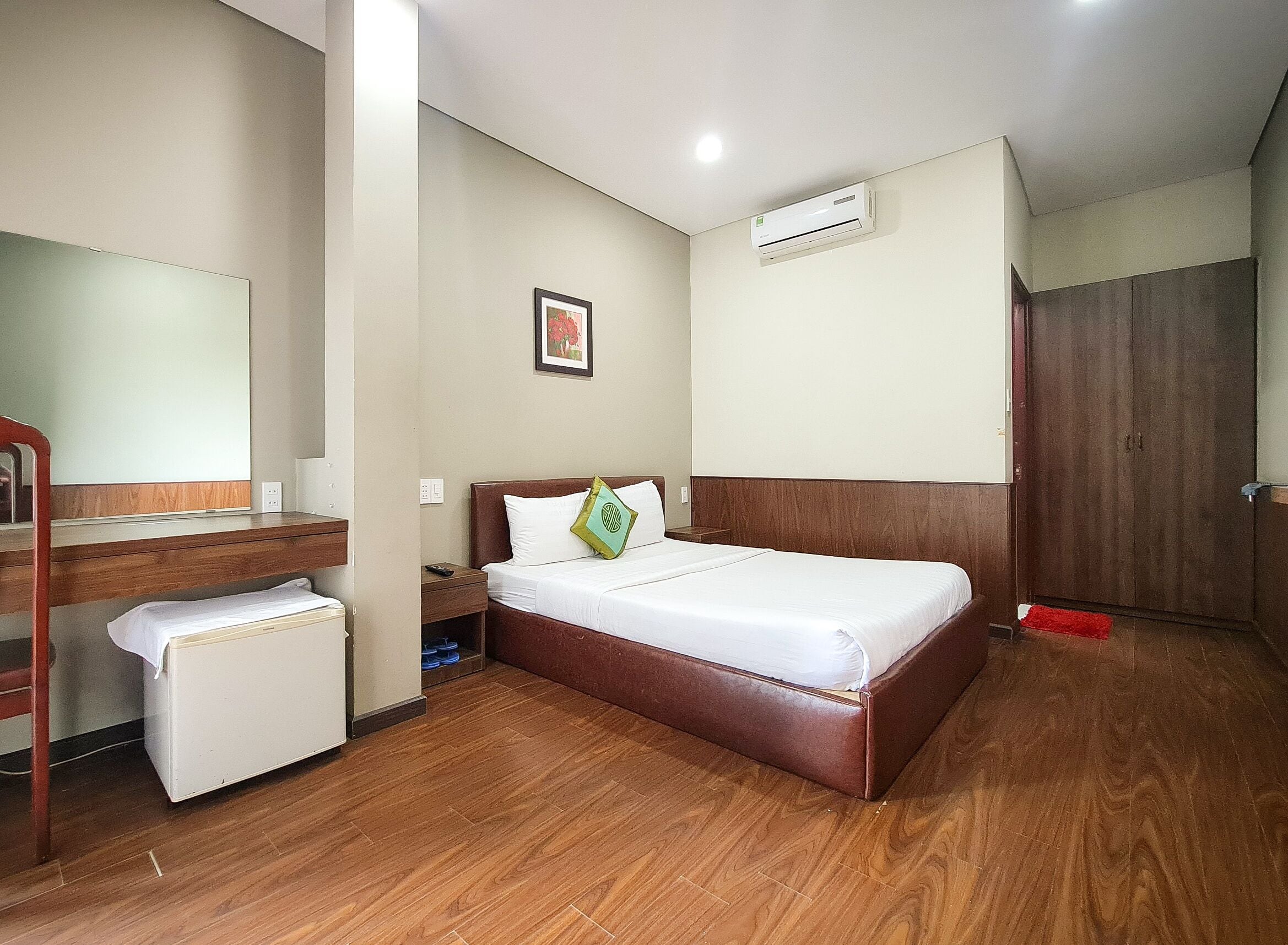 standard room, 1 double bed, non smoking, garden view | minibar, in-room safe, desk, free wifi