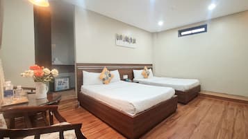 Phòng 4 dành cho gia đình, 2 giường đôi, hút thuốc, quang cảnh vườn | Minibar, két bảo mật tại phòng, bàn