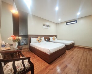 Habitación cuádruple familiar, 2 camas matrimoniales, para fumadores, vista al jardín | Minibar, caja de seguridad en la habitación, escritorio y wifi gratis