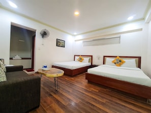 Habitación cuádruple familiar, 2 camas matrimoniales, para fumadores, vista al jardín | Minibar, caja de seguridad en la habitación, escritorio y wifi gratis