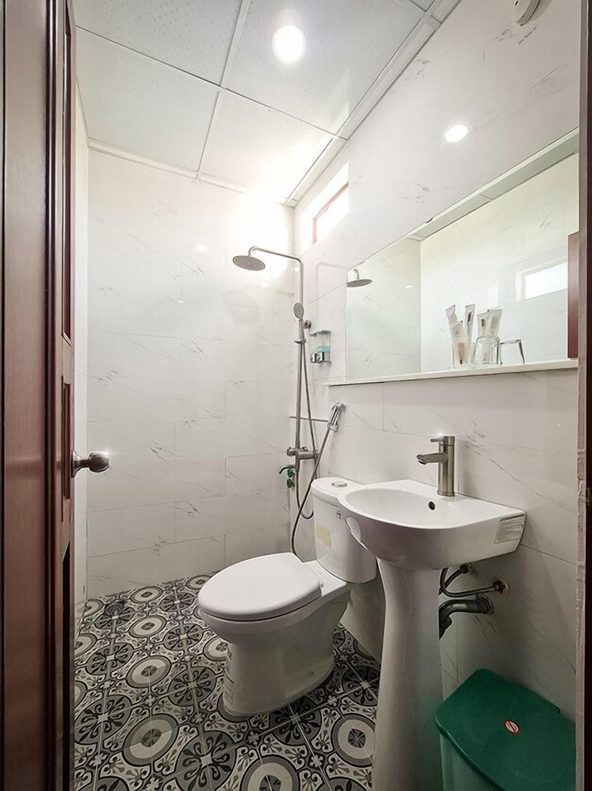 shower, free toiletries, slippers, towels