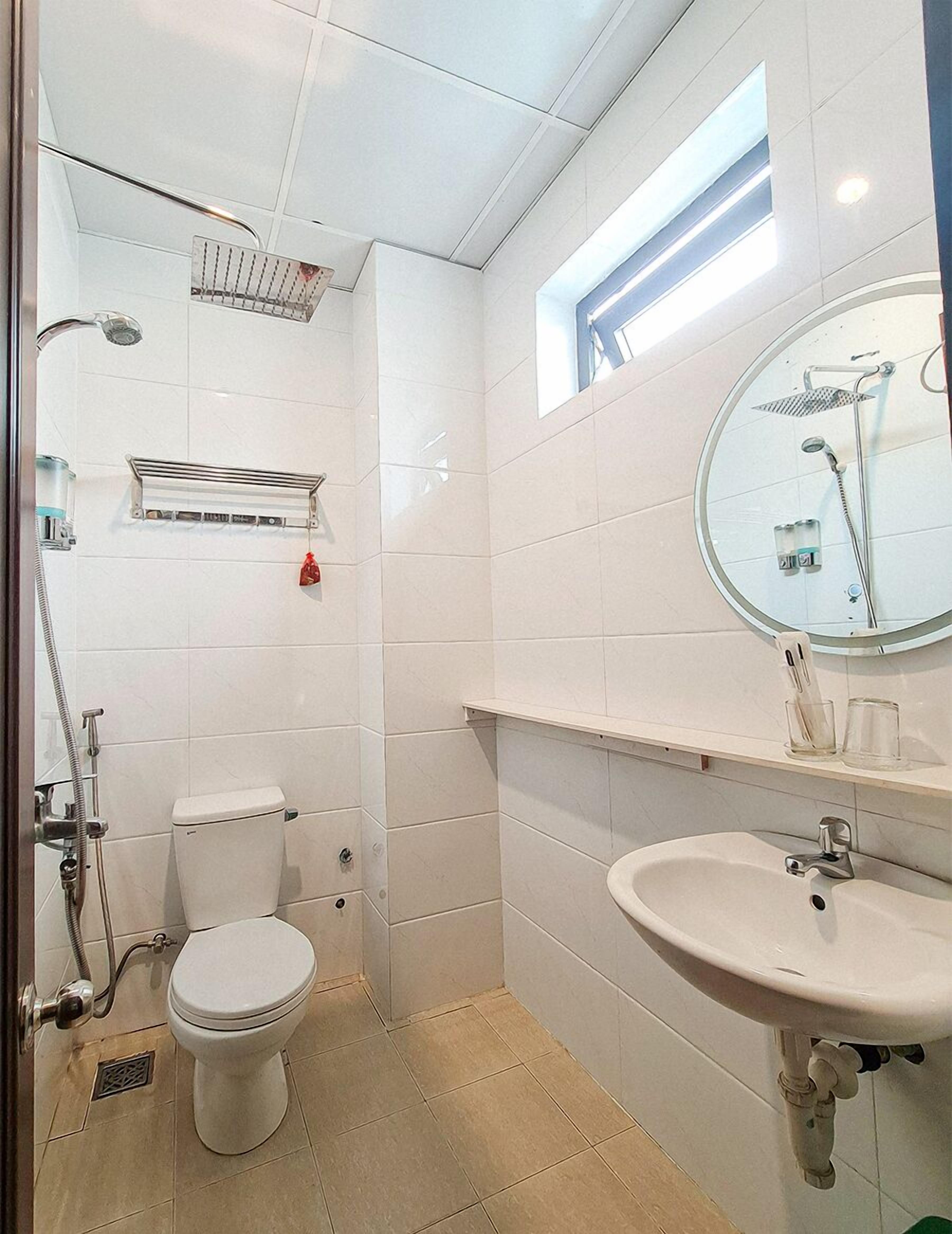 standard room, 1 double bed, non smoking, garden view | bathroom | shower, free toiletries, slippers, towels