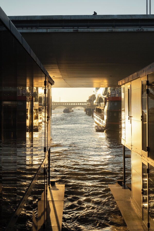 Front of property - Off Paris Seine (Paris)