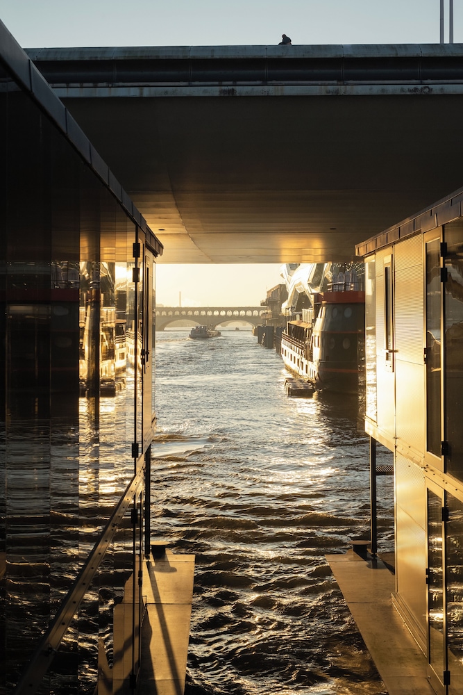 Off Paris Seine by null
