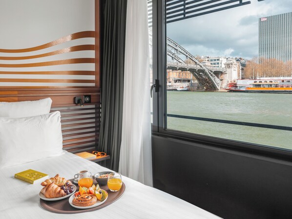 Superior Double Room | Peralatan tempat tidur premium, bar mini, peti besi dalam bilik 