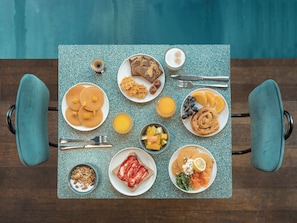 Desayuno buffet diario (EUR 22 por persona)