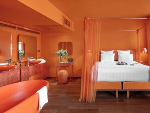 Suite designer sunset Seine view | Bathroom | Rainfall showerhead, free toiletries, hair dryer, towels - Off Paris Seine (Paris)