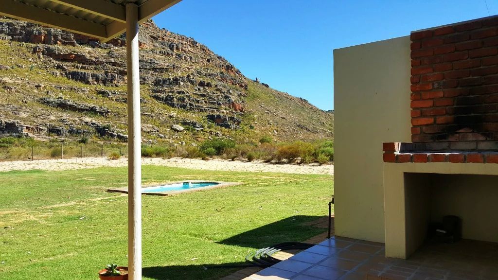 3 outdoor pools, pool loungers