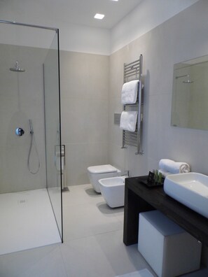 Deluxe Room | Bathroom | Shower, free toiletries, bidet, towels - Siracusa Luxury (Reggio Calabria)