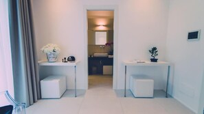 Kamar Superior | Seprai Frette Italia, seprai premium, selimut bulu angsa, dan minibar