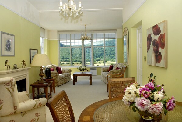 Phòng Suite trăng mật, 1 giường cỡ queen, quang cảnh núi, cạnh núi | Khu phòng khách | TV