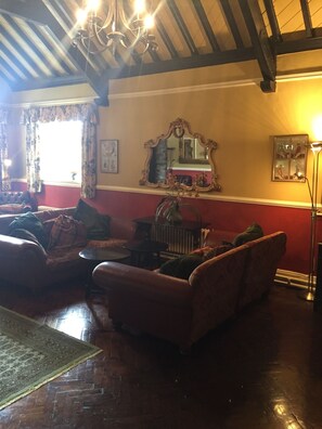 2 Bars/Lounges