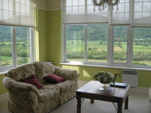 Suíte lua de mel, 1 cama Queen, vista para a montanha, ao lado da montanha | Sala de estar | TV