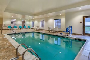 สระว่ายน้ำในร่ม เปิด 6:00 น. ถึง 22:00 น., เก้าอี้อาบแดดริมสระ