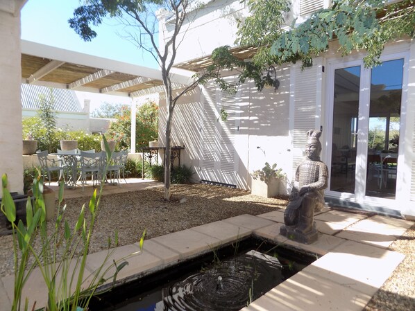 Interior entrance - Le Bonheur Guest Accommodation (McGregor)
