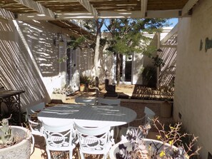 Balcony - Le Bonheur Guest Accommodation (McGregor)