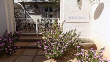 Pintu masuk properti