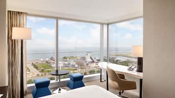 Premium bedding, in-room safe, desk, laptop workspace