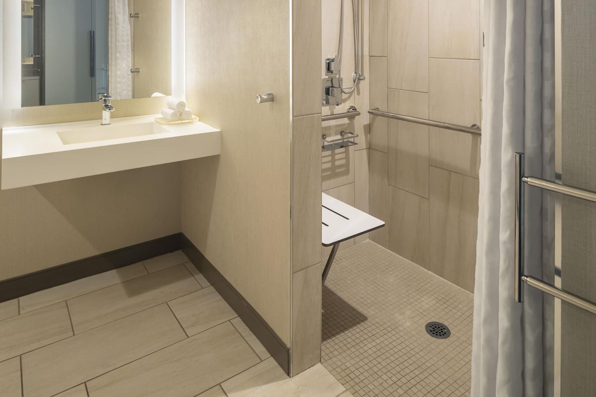 Amenidades de baño gratuitas, secadora de cabello, batas, toallas