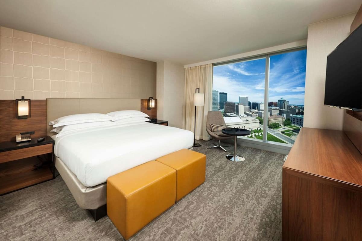 Premium bedding, in-room safe, desk, laptop workspace