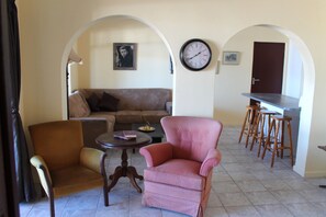 標準公寓, 2 間臥室, 地面 | 客廳 | 電視