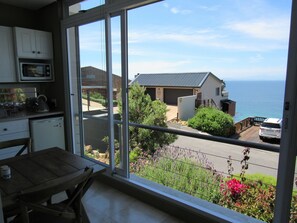 Luxe studio, privébadkamer, uitzicht op zee | Privékeuken | Een koelkast, een microgolfoven, een koffiezetapparaat/waterkoker