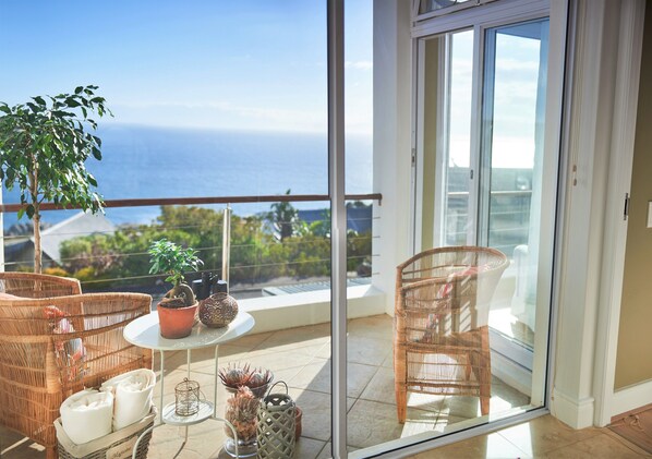 Luxe studio, 1 kingsize bed, privébadkamer, uitzicht op zee | Balkon