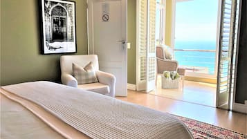 Estúdio superluxo, 1 cama King, banheiro privativo, vista para o mar | 1 quarto, roupas de cama de algodão egípcio, roupas de cama premium