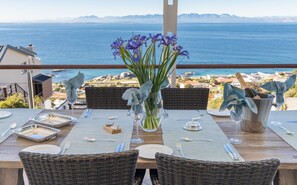 Outdoor dining - Port Of Call (Cape Town)
