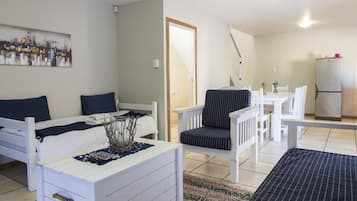 Apartment (Madiolyn S/C Unit 6) | Wohnbereich | Fernseher, Kamin, DVD-Player